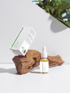 Vrouw die met gesloten ogen geniet van haar natuurlijke huidverzorging routine