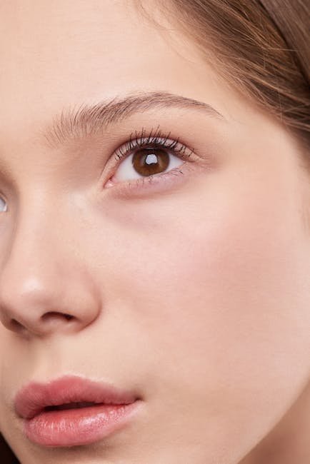 Vrouw met gevoelige huid die de ingrediënten van een natuurlijk product zorgvuldig leest.