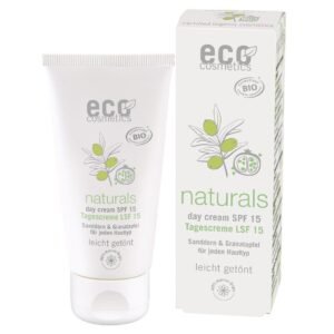Vrouw met een stralende, gezonde huid die het resultaat is van een simpele skincare routine.